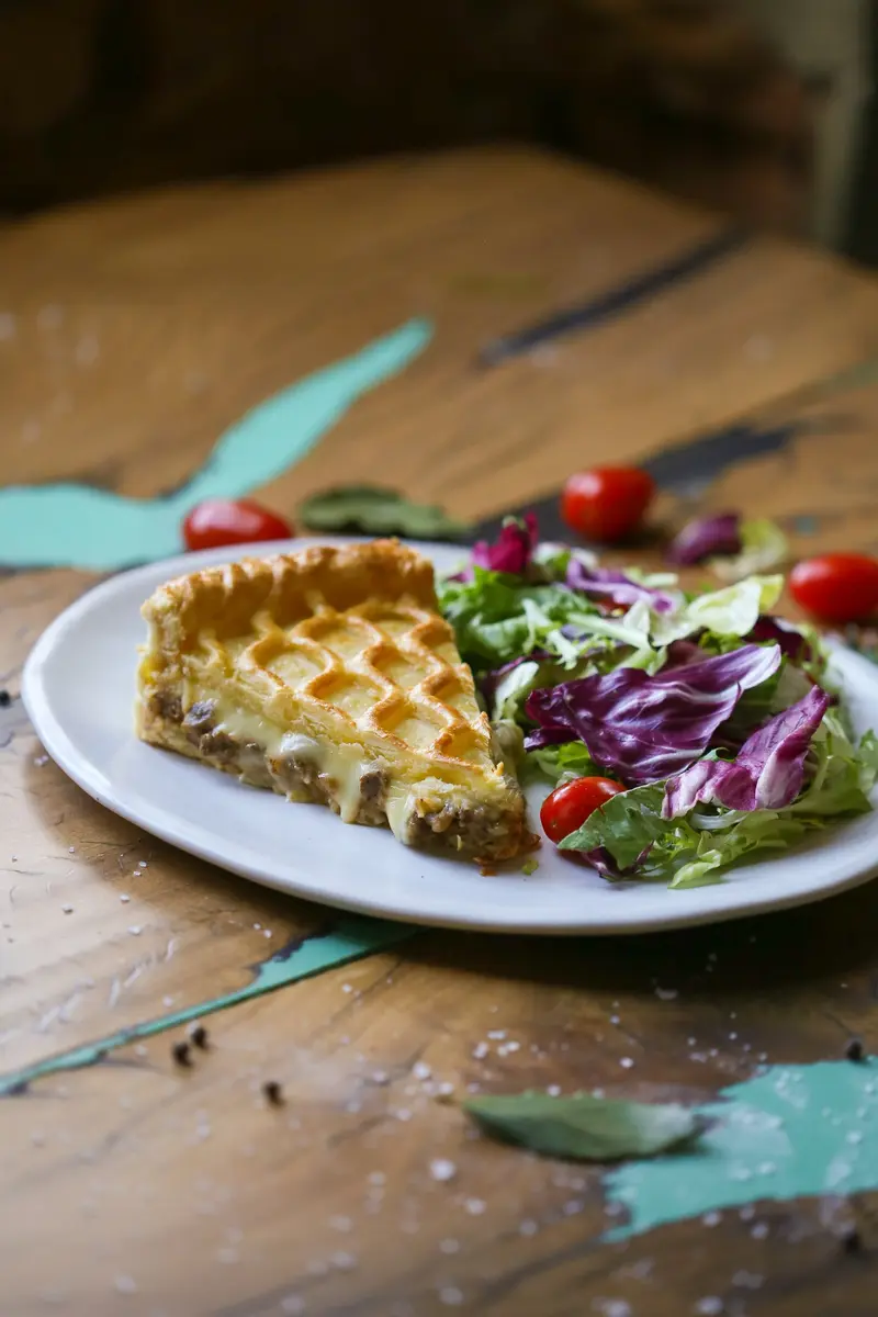 Fatia cremosa de torta servida com salada