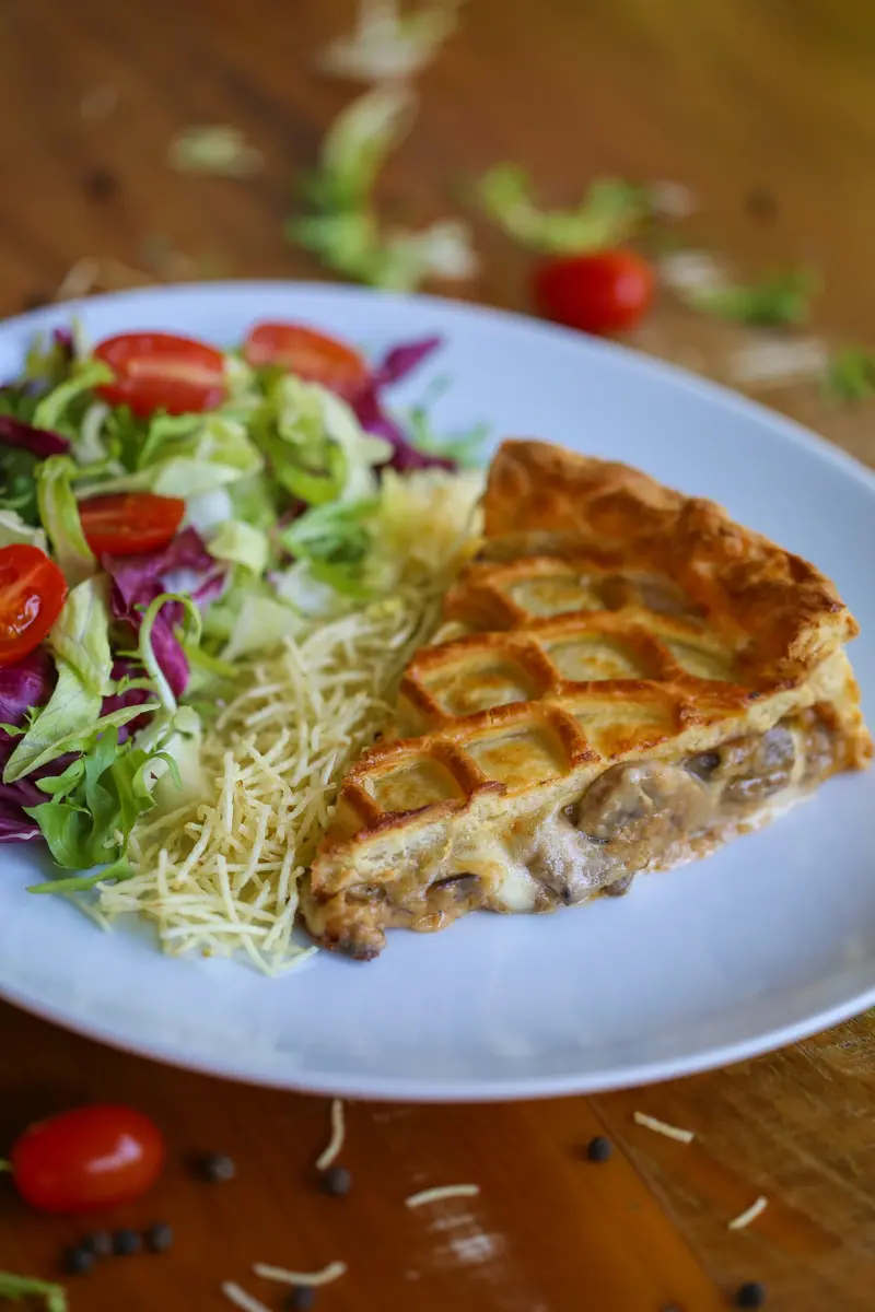 Combo com torta de Strogonoff de Filé-Mignon, salada e batata-palha