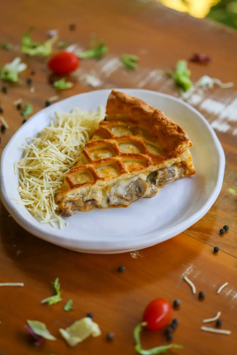 Fatia da torta de Strogonoff de Filé-Mignon com cogumelos Paris e batata-palha extrafina