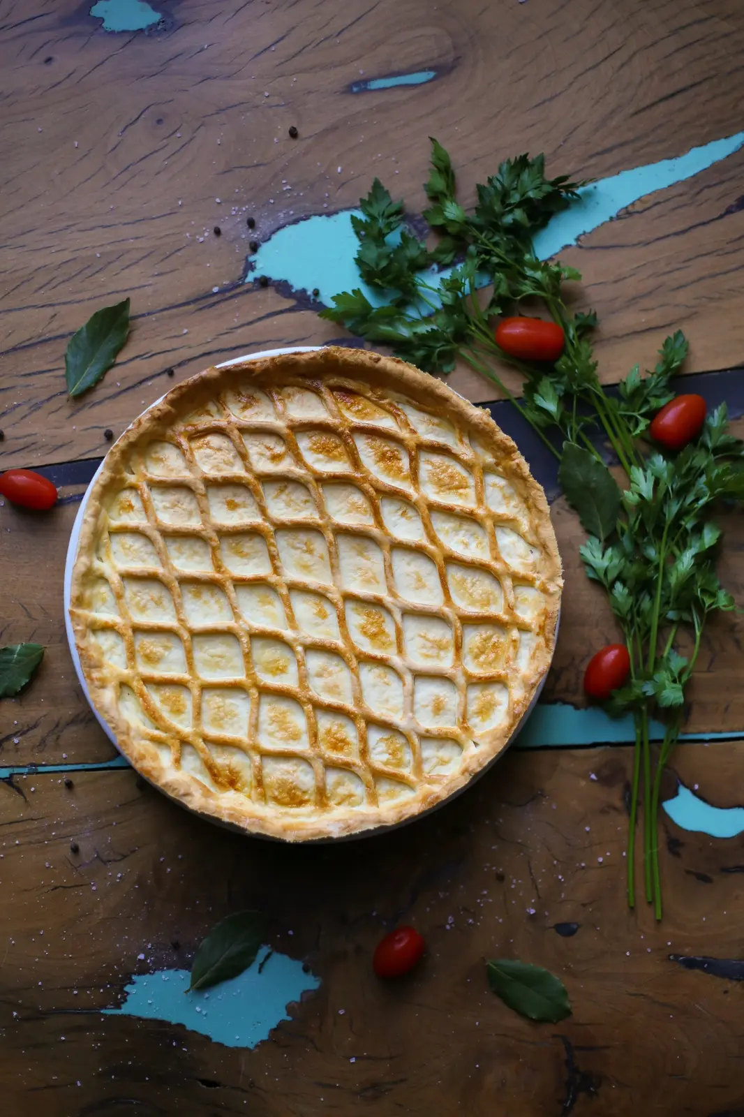 Torta artesanal inteira do Seo Barô sobre mesa de madeira